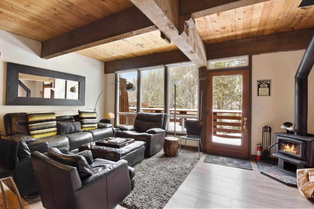 a living room with leather furniture and a fireplace at Alpine Manor Retreat Mountain Relaxation in Alpine Meadows