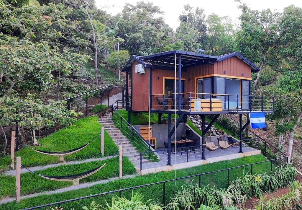 una casa con una hamaca delante de ella en Dreamy cabin in Comasagua, La Libertad, en Comasagua