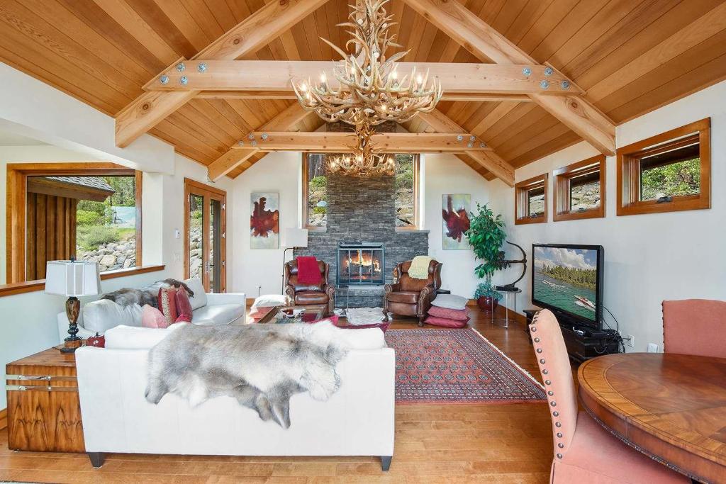 Χώρος καθιστικού στο Luxury Mountain Chalet Deck w BBQ & Lake Views