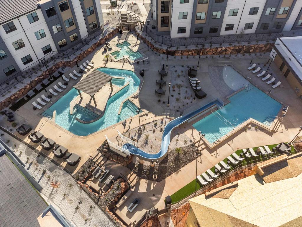 Kolam renang di atau di dekat Vintage Desert 5 BDR Heated Pool Lazy River & Slide