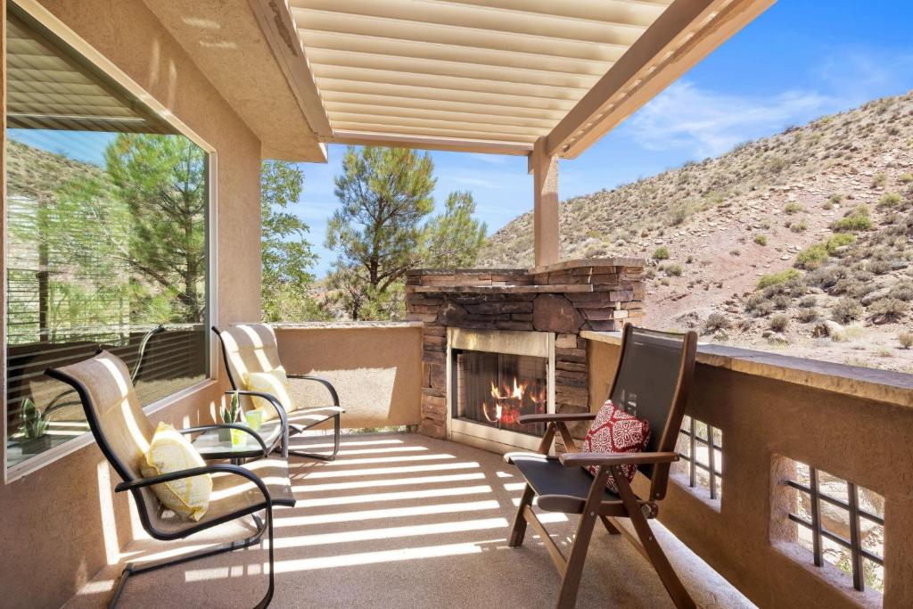 a screened in porch with chairs and a fireplace at Red Cliffs - Scenic Tranquility in Washington