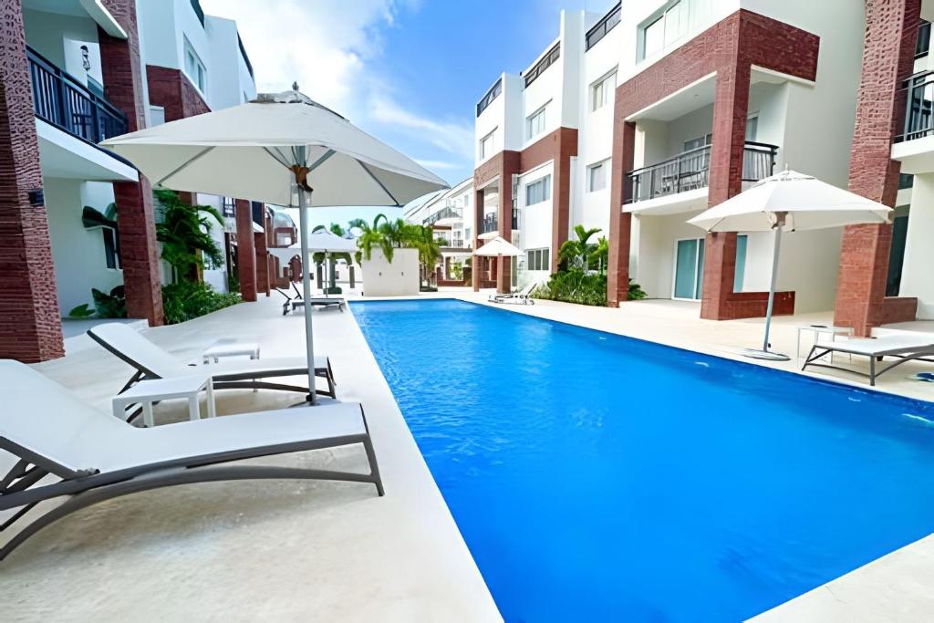 สระว่ายน้ำที่อยู่ใกล้ ๆ หรือใน Alojamientos de 1 y 2 habitaciones a 5 min de la playa