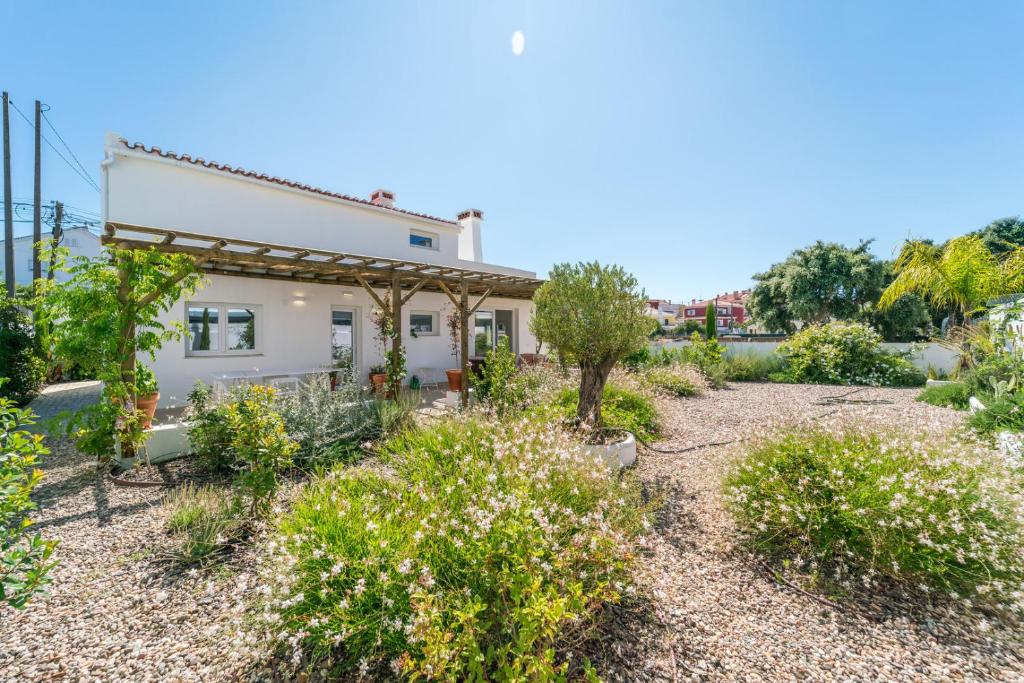 Κήπος έξω από το Quiet 2BR House w/ Garden – Near Beach | By Airnest