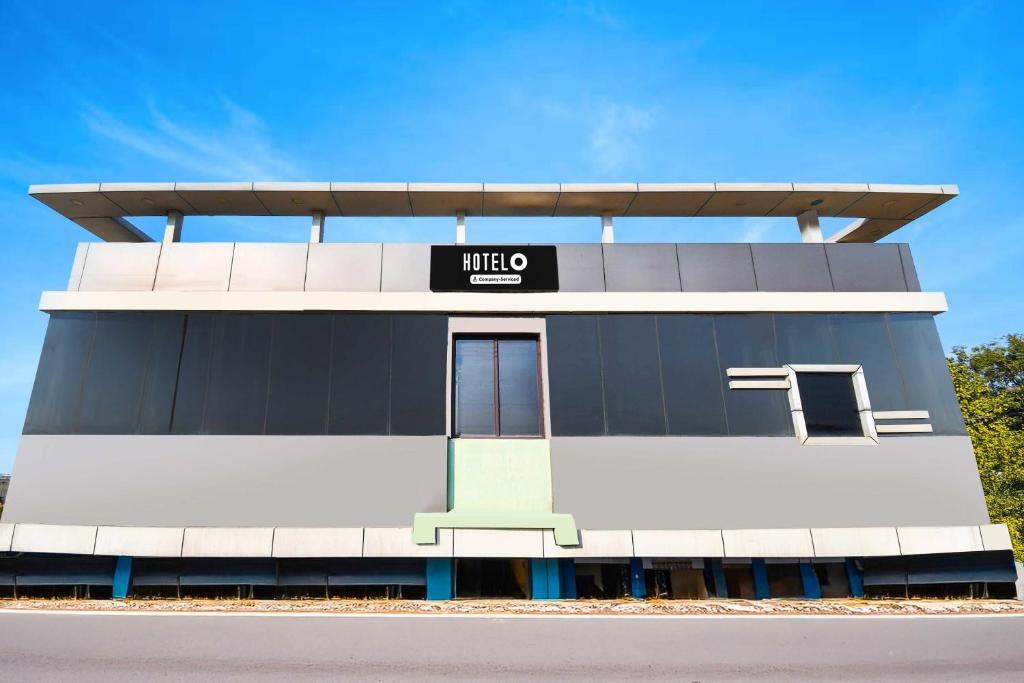 ダンバードにあるHotel O Hirak Road Dhanbadの見蔵を読む看板のある建物