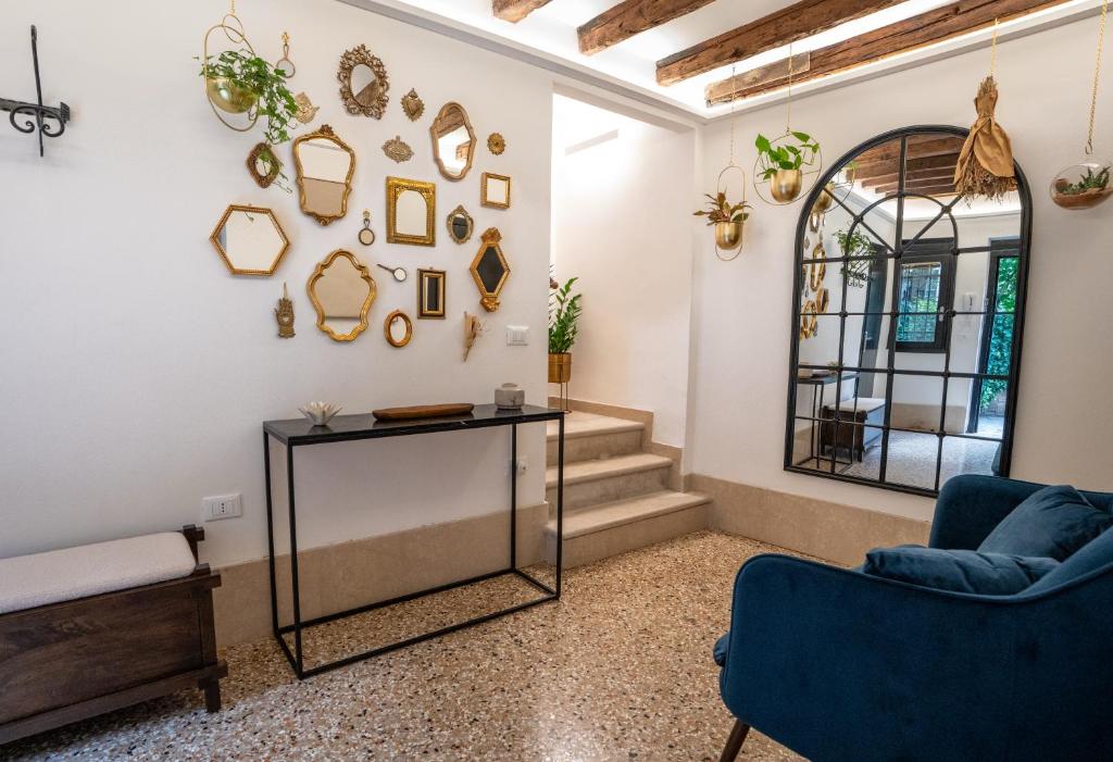 a living room with a table and a mirror at Ca' de l' Astrologo in Venice