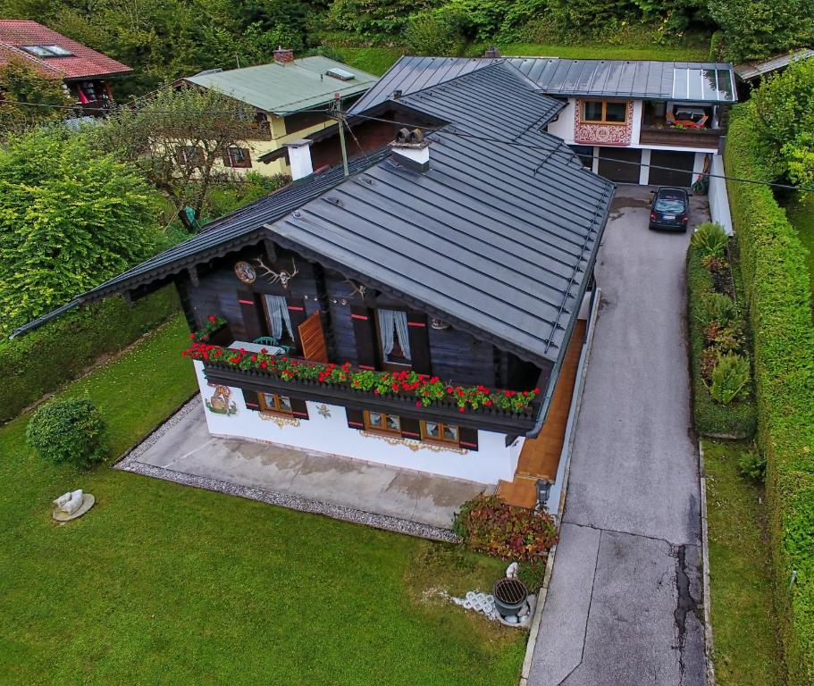 an overhead view of a house with flowers in a yard at Ferienwohnungen Haus Moser in Berchtesgaden