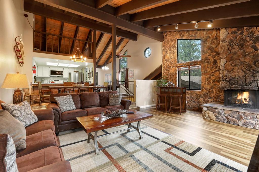 O zonă de relaxare la Heavenly Haven - Hot Tub and Seasonal HOA Pool