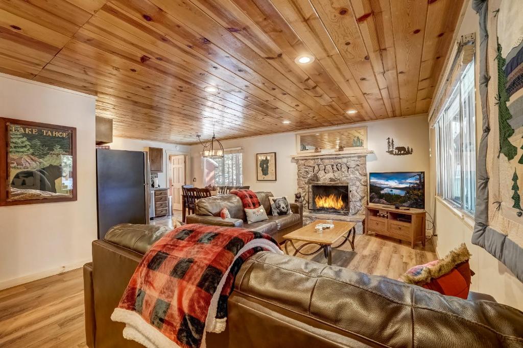 Una sala de estar con un sofá y una chimenea. en Come Snuggle Up at Cozy Bear Cabin, en South Lake Tahoe