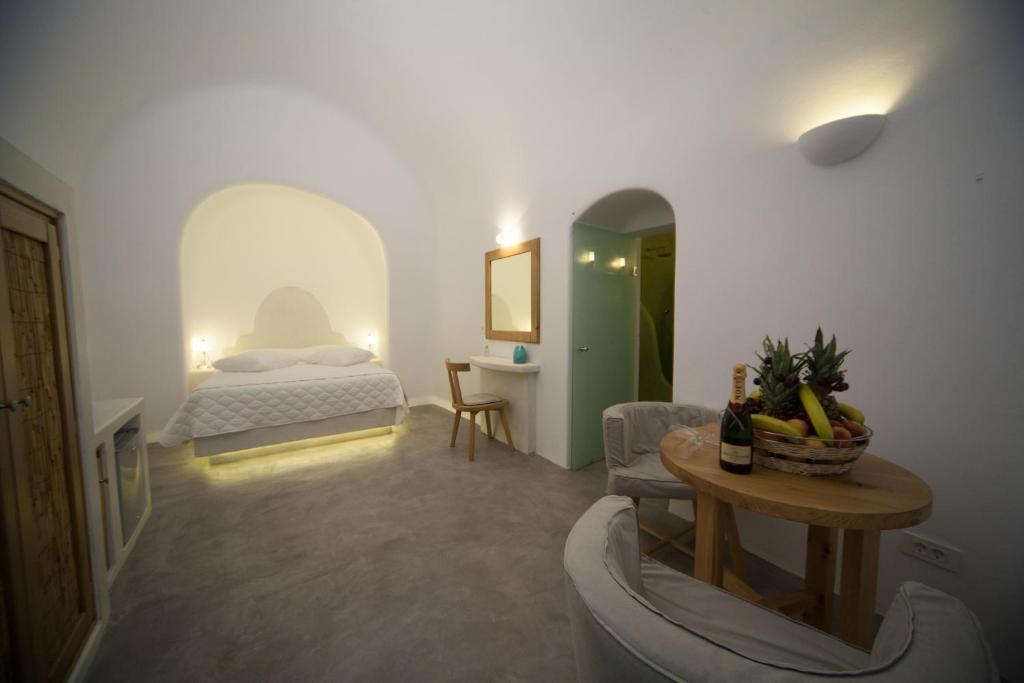 sypialnia z łóżkiem i stołem z kanapą w obiekcie Fanari Vista Suites w Firze