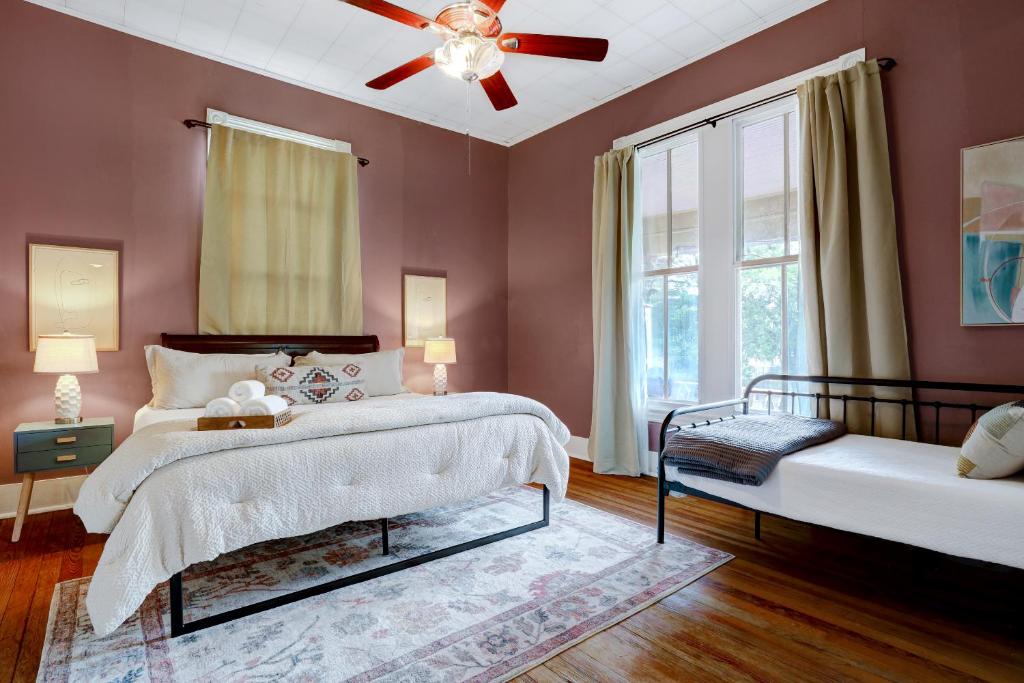 een slaapkamer met een bed en een plafondventilator bij King William - A Birdy Vacation Rental in San Antonio