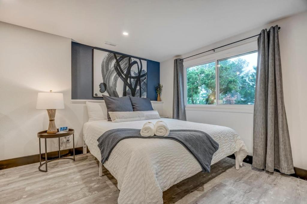 Ένα ή περισσότερα κρεβάτια σε δωμάτιο στο Oak Hills Loft King Workspace w Scenic Views