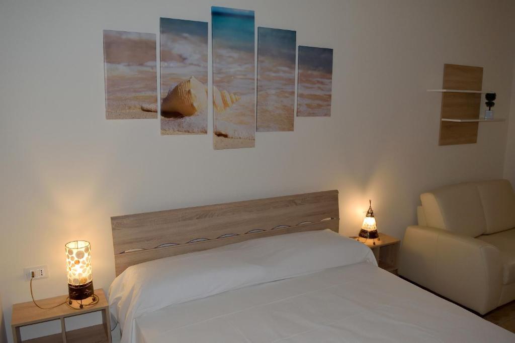 ガリポリにあるPetrelli Flatのベッドルーム1室(ベッド1台、ソファ、ランプ2つ付)