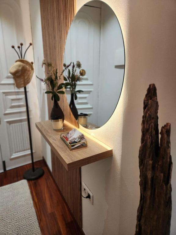 a room with a mirror and a table with a lamp at Elduayen Luxury Centro in Vigo