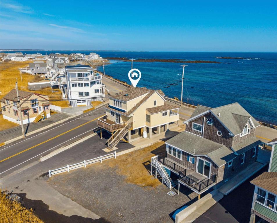 Luftblick auf Häuser und das Meer in der Unterkunft Oceanfront - Front Porch - Back Deck - Kitchen in Wells