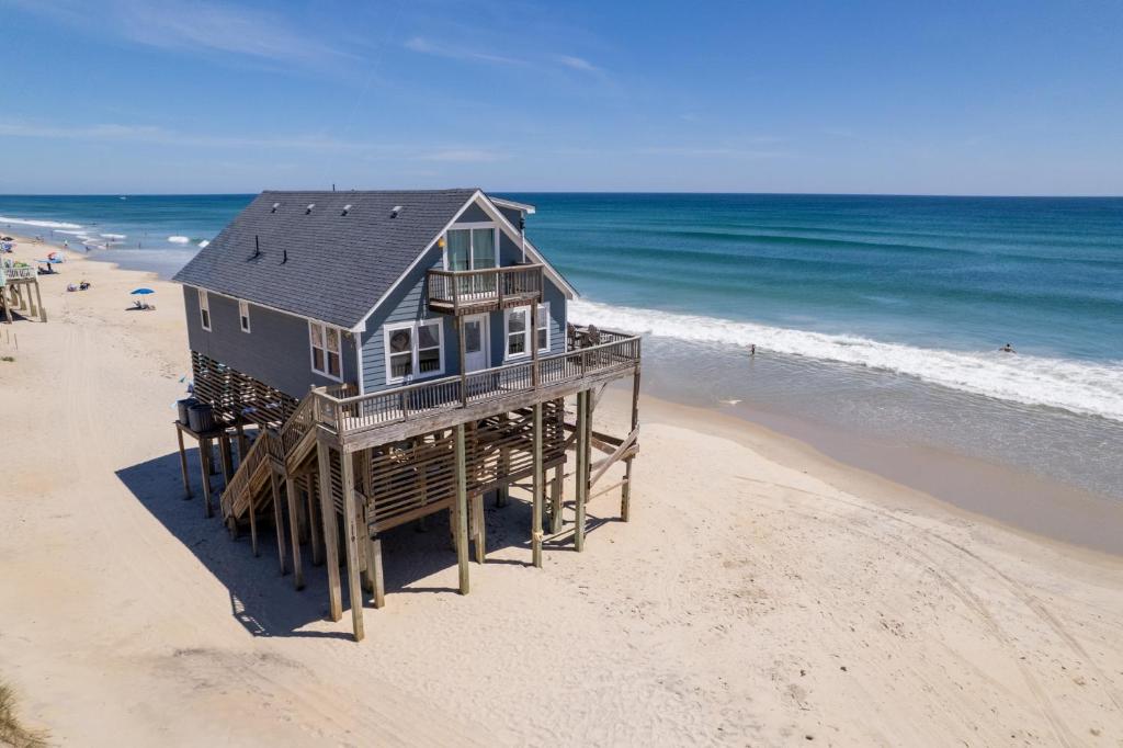 een huis op een pier op het strand bij 7133 - Barefoot in Grun Island