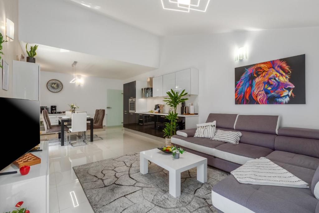 un soggiorno con divano e sala da pranzo di Apartman Diamond Pula a Pola (Pula)