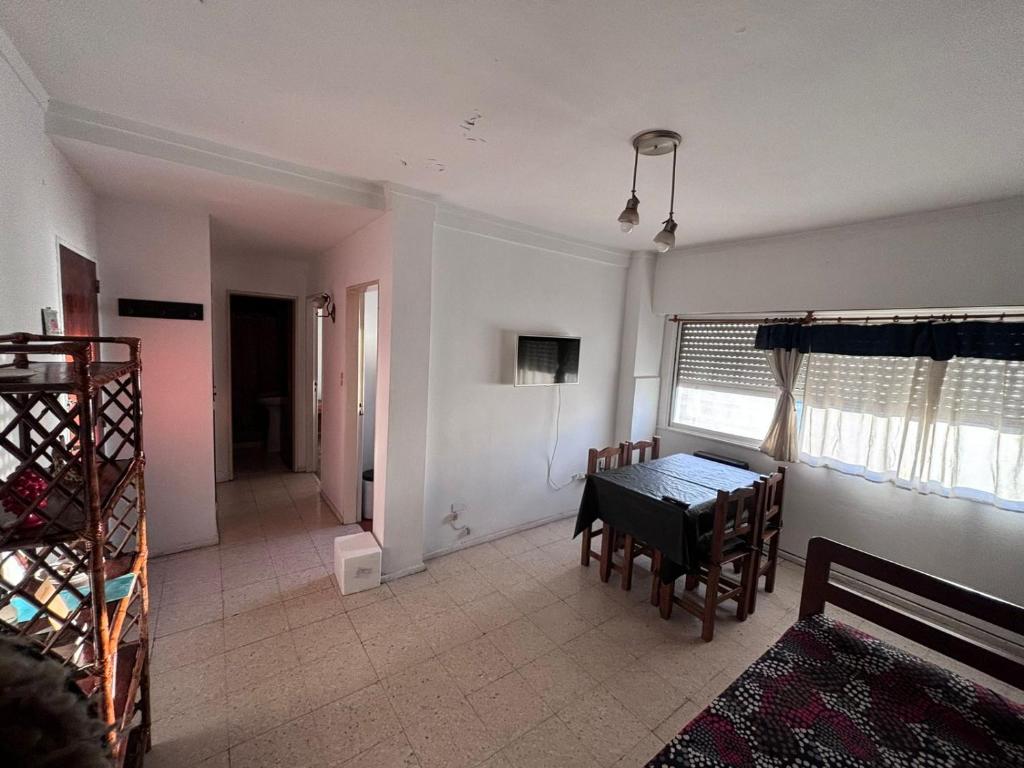 a living room with a table and a dining room at Departamento céntrico in Mar del Plata