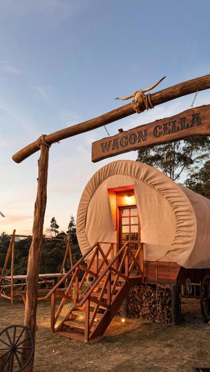a dome house with a sign in front of it at Wagon Cella Faroeste Acima das Nuvens Spa Ofurô Aquec Campos do Jordão in Campos do Jordão