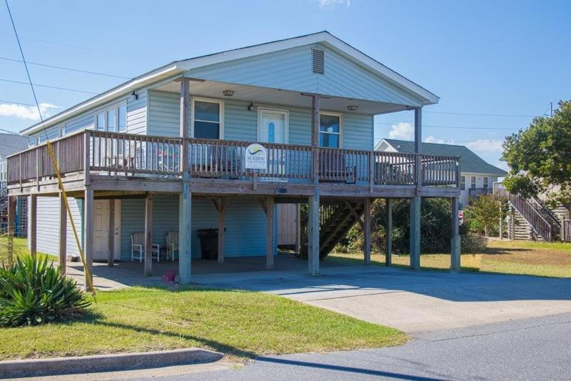 una casa con una terraza a un lado en 5005 - Bristow`s Bungalow, en Kill Devil Hills