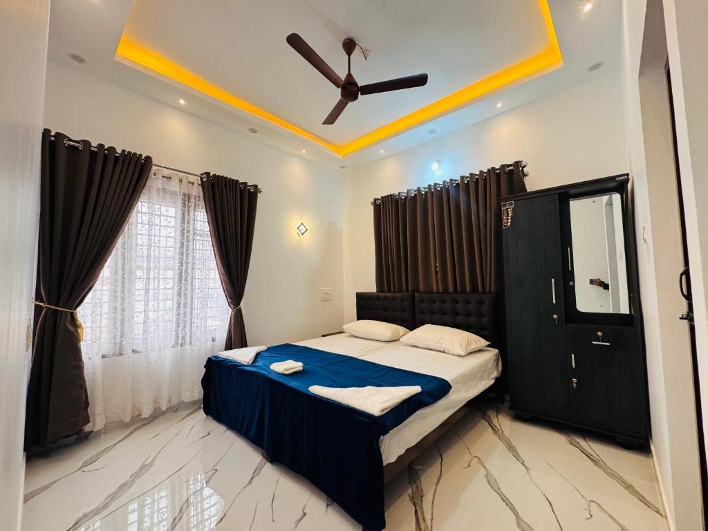 Una cama o camas en una habitación de Miracle Beach Residency