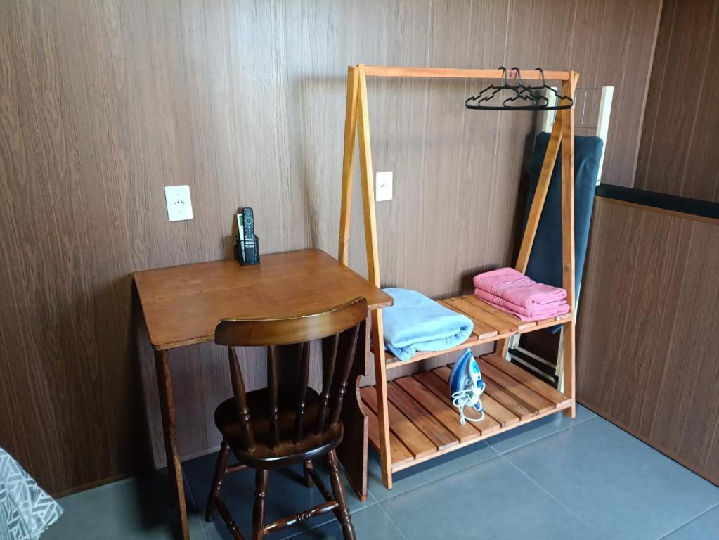 a room with a desk and a chair and a table at sobrando aconchegante e privado in Dourados