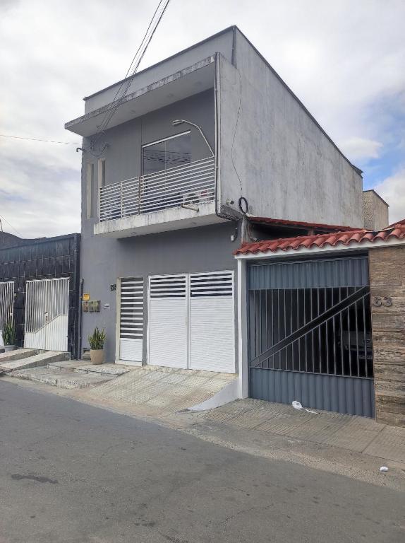 a building with a balcony on the side of it at Apartamento tipo kitnet mobiliado in União dos Palmares