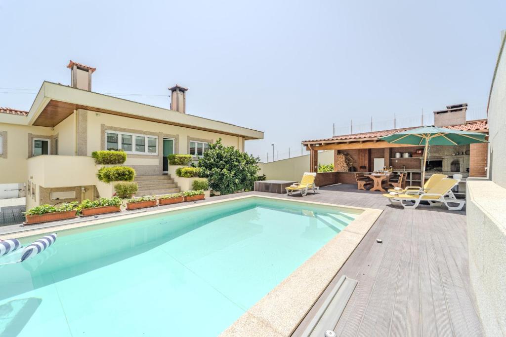 una piscina davanti a una casa di Casa Ar-Belo by House and People 