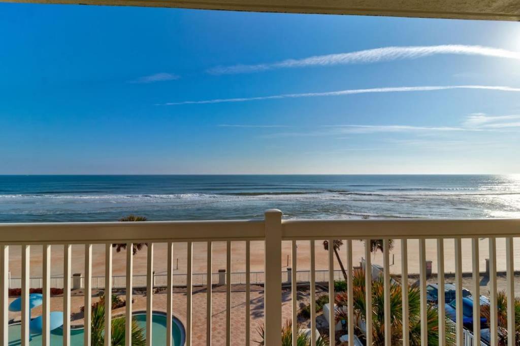 d'un balcon avec vue sur la plage. dans l'établissement Coastal Views Spacious Beachfront Condo, à Daytona Beach