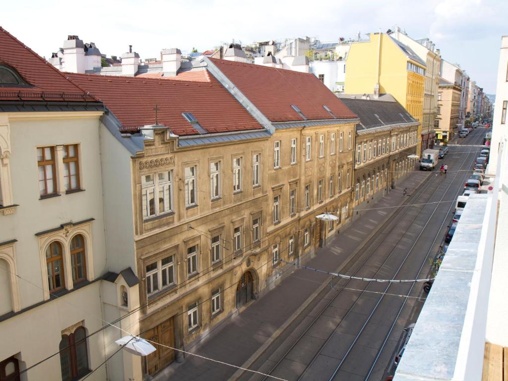 stary budynek na ulicy w mieście w obiekcie Balcony Dream Mariahilf Top 29 w Wiedniu