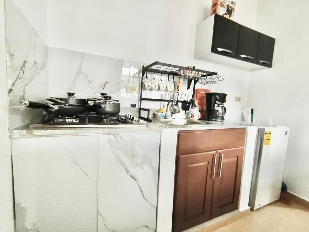 uma cozinha com fogão e geladeira em leisuretravelhome em Los Algarrobos