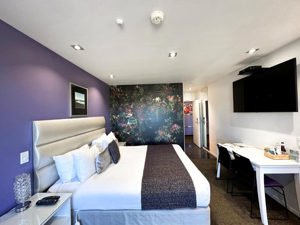 
Riverfront Studio with Double Spa
