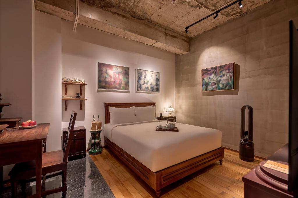 Artist Hideaway Room (Internal Window)