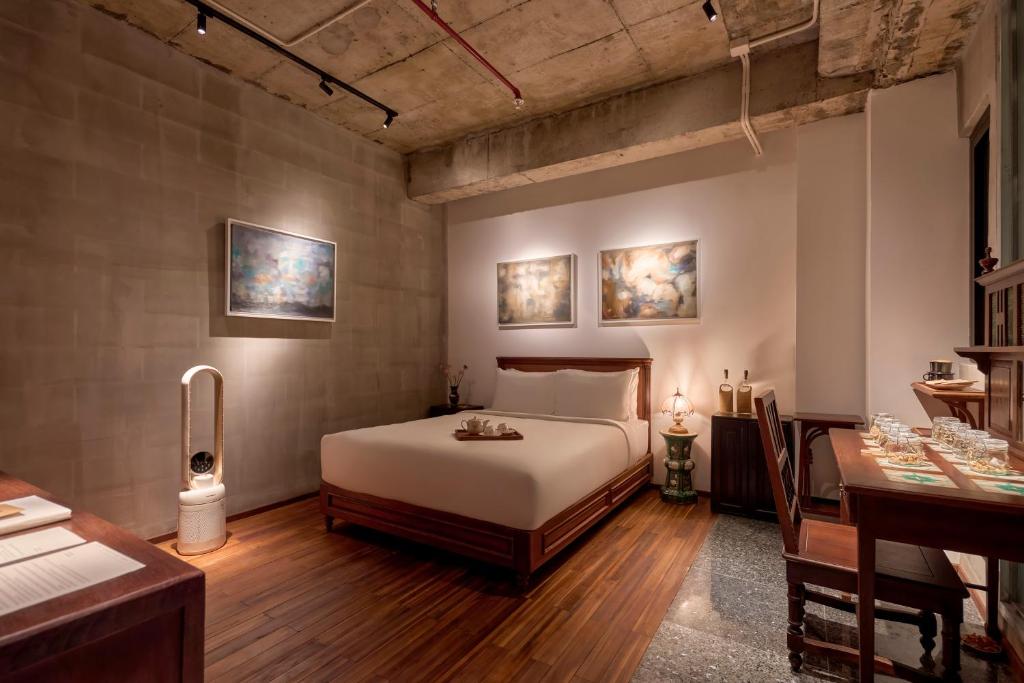 Artist Hideaway Room (Internal Window)