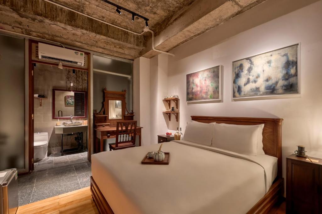 Artist Hideaway Room (Internal Window)