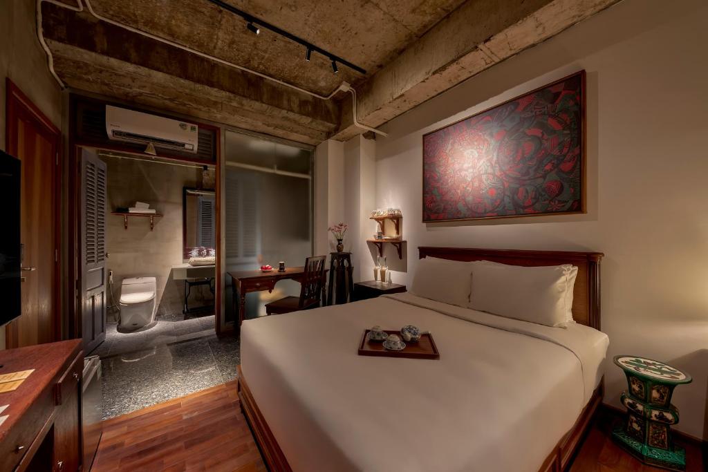 Artist Hideaway Room (Internal Window)