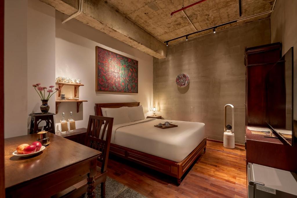 Artist Hideaway Room (Internal Window)