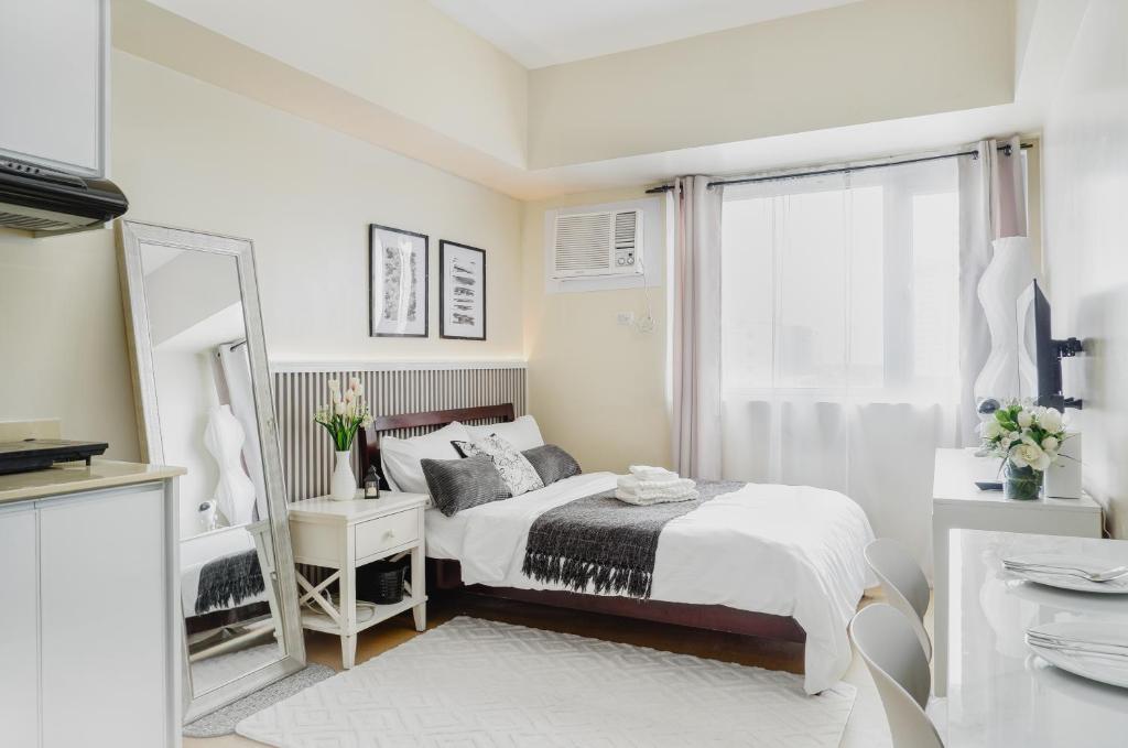 Ένα ή περισσότερα κρεβάτια σε δωμάτιο στο Cozy Suite with City View Near Roxas Night Market
