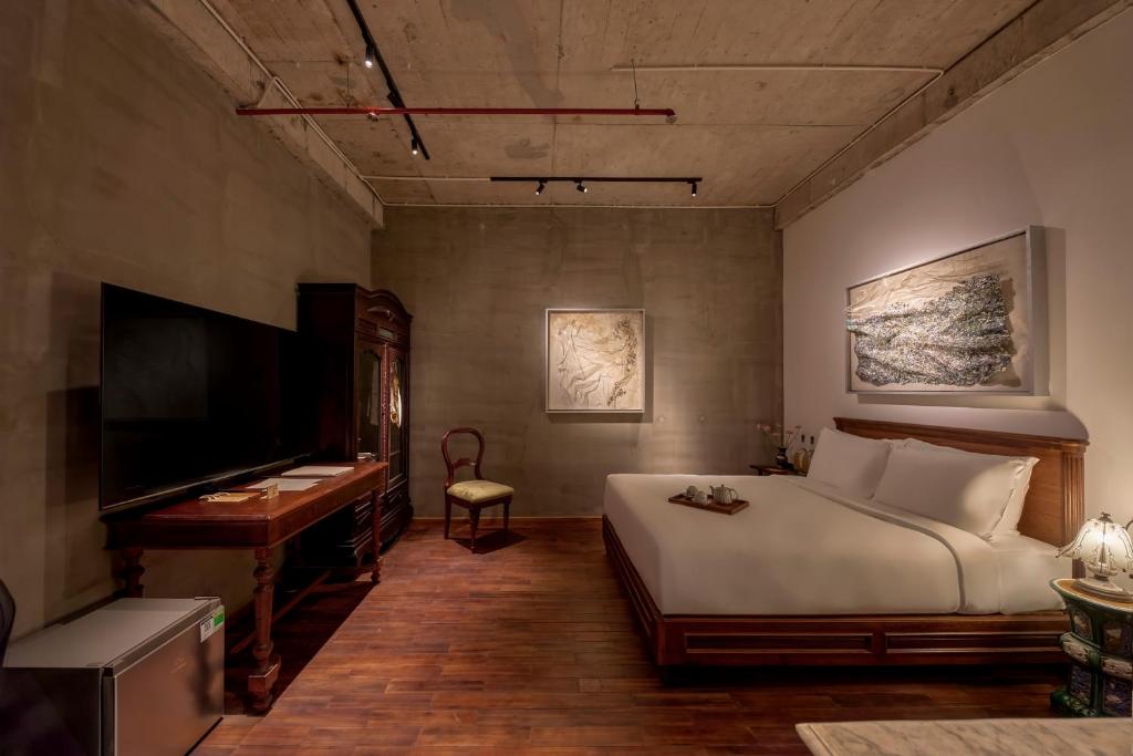 Artist Retreat Room (Internal Window)