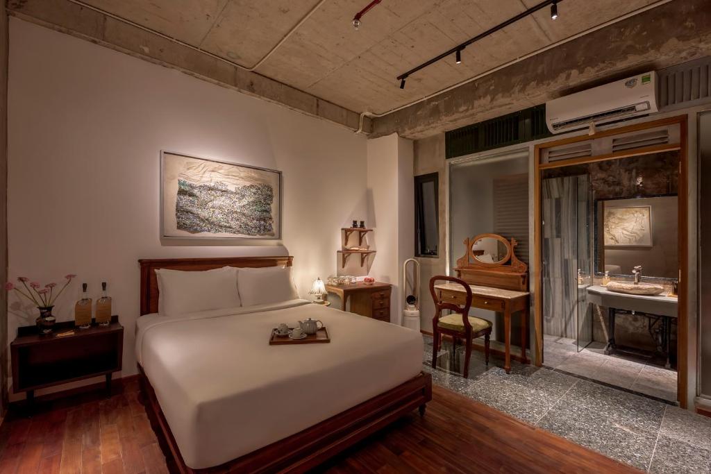 Artist Retreat Room (Internal Window)