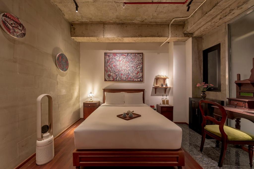 Artist Retreat Room (Internal Window)