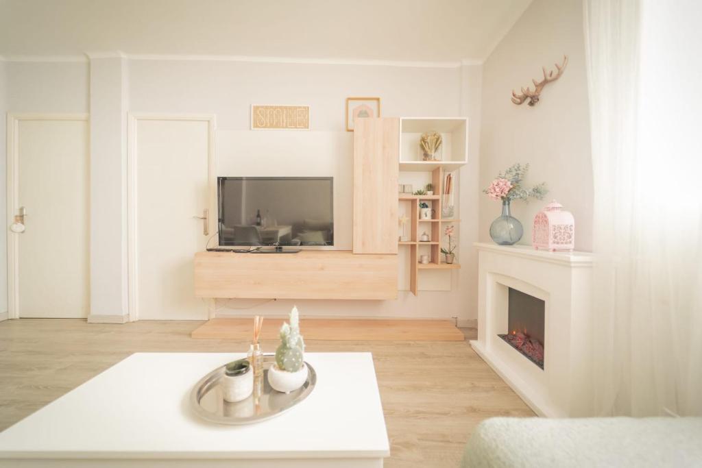a living room with a television and a fireplace at Apartamento cerca zona comercial in Narón