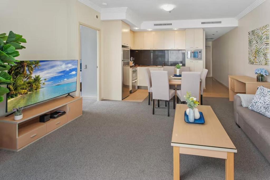 TV a/nebo společenská místnost v ubytování Central City Apt with King Bed, Pool, Gym and Sauna