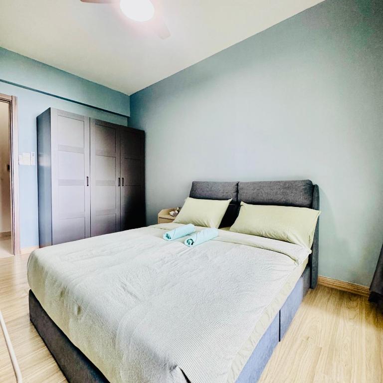 Postel nebo postele na pokoji v ubytování Seaview 2B1R 8pax Condo Forest City 4J-910