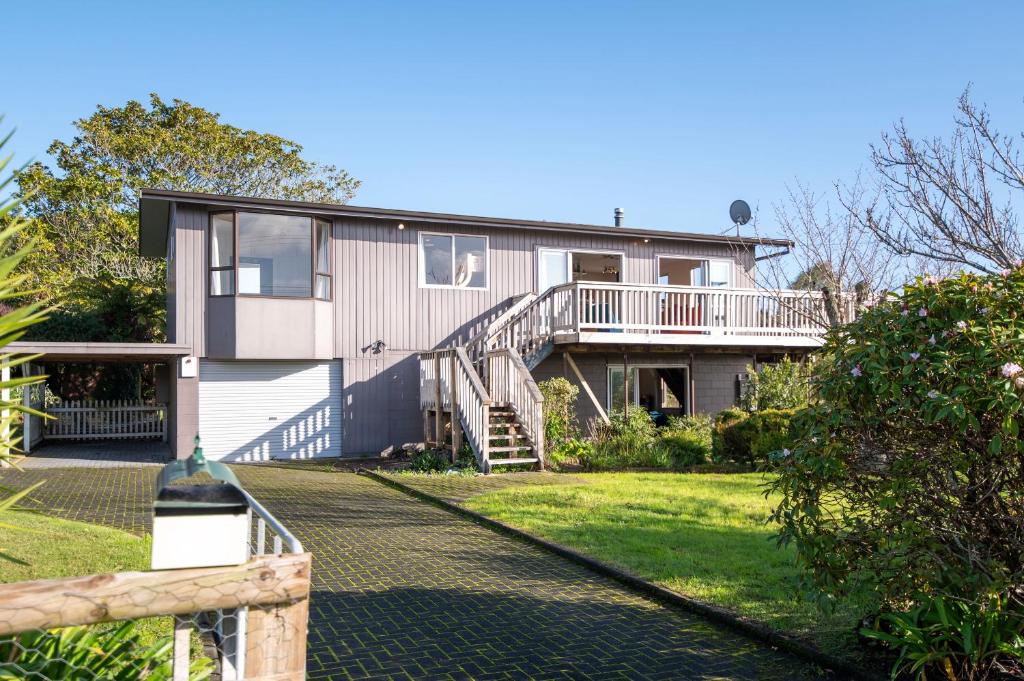 Cette grande maison est accessible par un escalier. dans l'établissement Serenity Lakehouse - Rotorua Holiday Home, à Rotorua