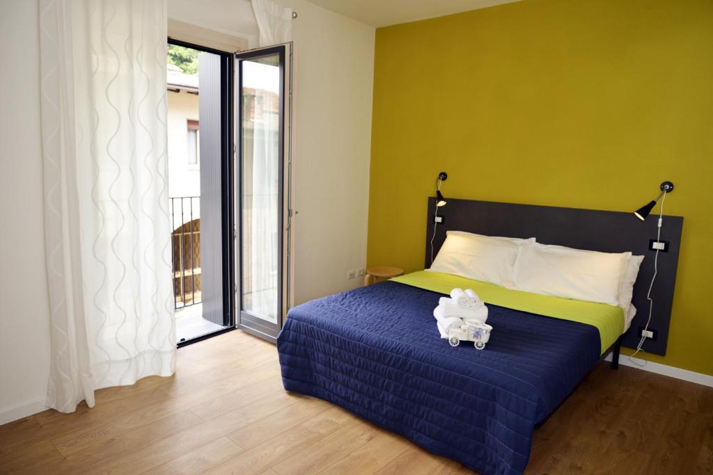 um quarto com uma cama com um bicho de peluche em La Casa Ritrovata em Marcheno