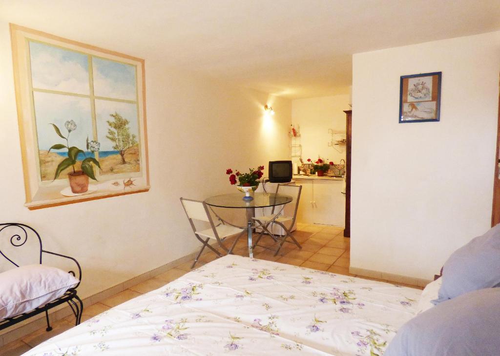カステッルッツォにあるPanoramaのベッドルーム1室(ベッド1台、テーブル、窓付)
