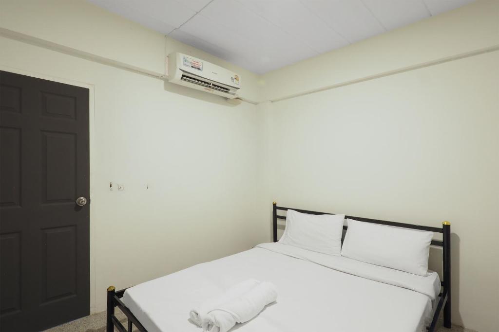 RQ Bangkok Huai Khwang by Collection O - Resim 8