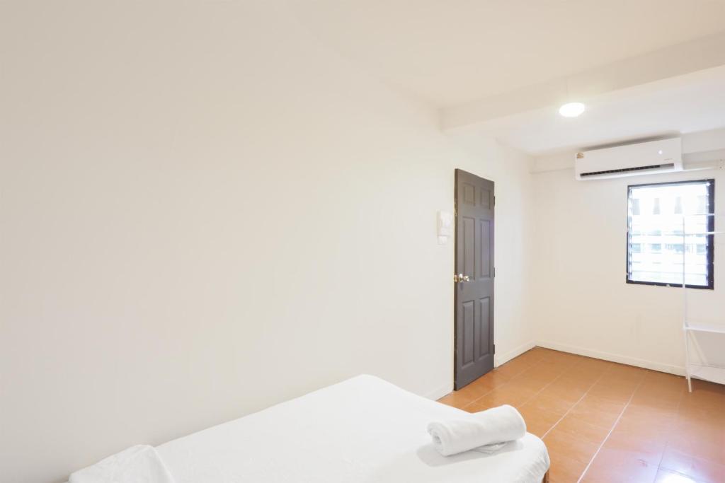 RQ Bangkok Huai Khwang by Collection O - Resim 19