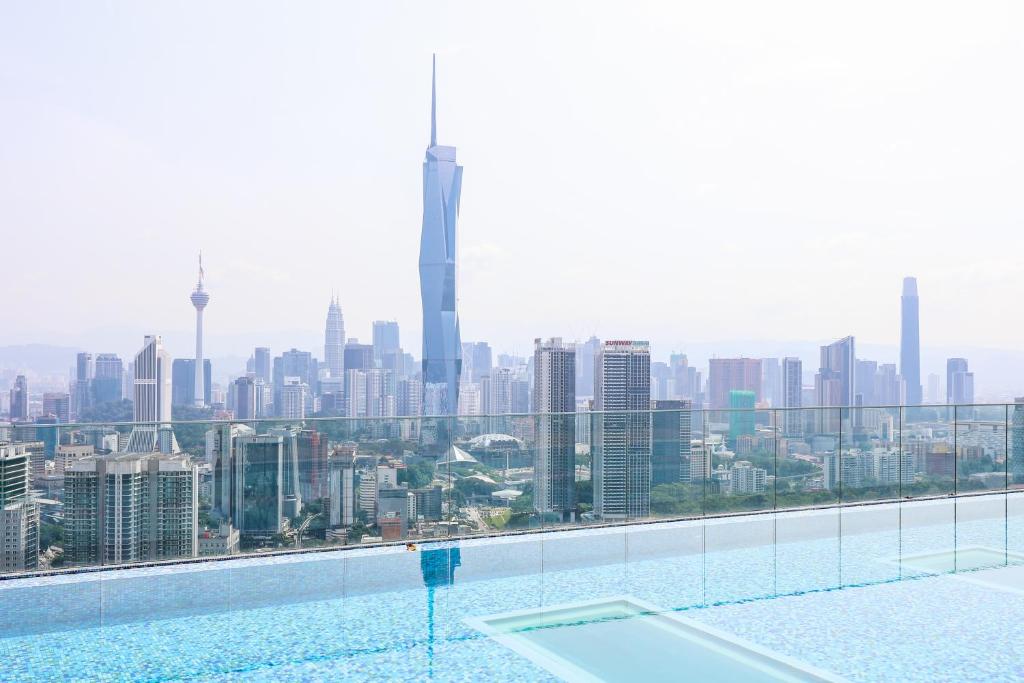 einen Pool mit Stadtblick in der Unterkunft Riveria City By Nexx Field in Kuala Lumpur