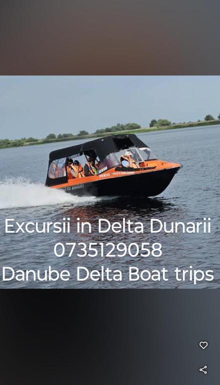 图尔恰Danubius view apartment的一群人,在船上